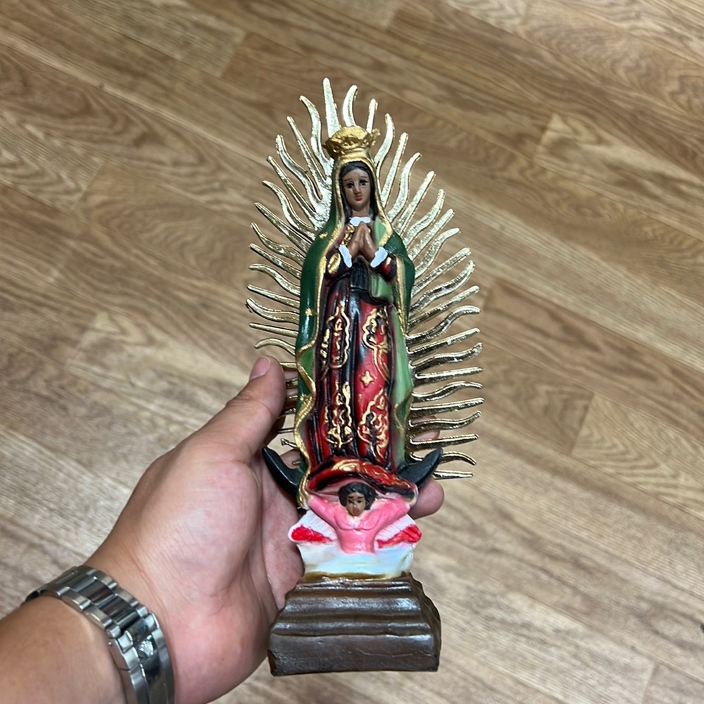 Virgen de Guadalupe statue
